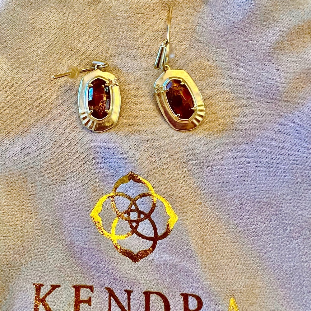 KENDRA SCOTT Anna Small Drop Gold Bronze Veined Maroon Jade Earrings
